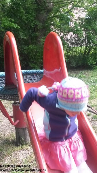 Reni_csúszdán_csúszik