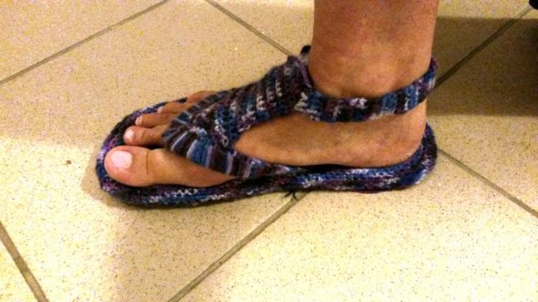 horgolt papucs széllel lábon_javított